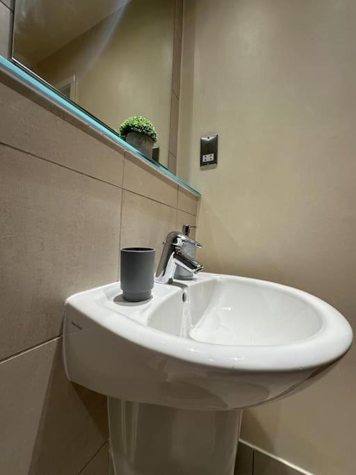 Modern 2-Bedroom Apartment In Sheffield City Centre With Balcony, 2 Bathrooms & 4K Smart Tv - Sleeps 6 Exterior foto